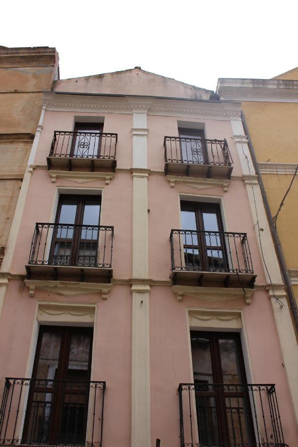 Via Cavour 19, Appartamento Del Conte Iglesias Luaran gambar