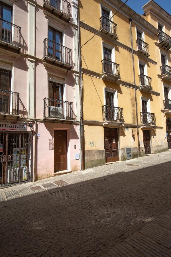 Via Cavour 19, Appartamento Del Conte Iglesias Luaran gambar