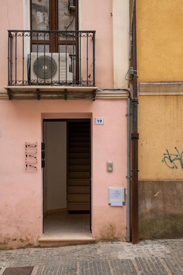 Via Cavour 19, Appartamento Del Conte Iglesias Luaran gambar